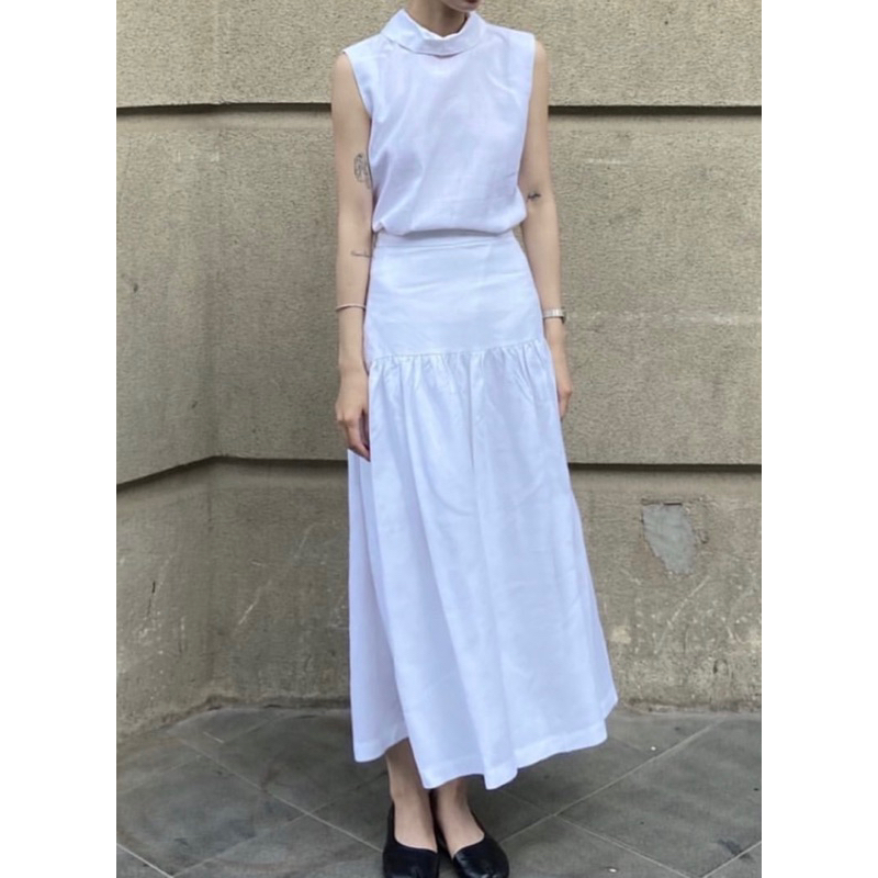 Áo Charming không tay cổ gập, chân váy Ruffle đen/trắng linen dáng dài midi thanh lịch