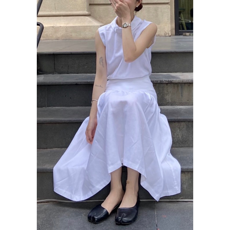 Áo Charming không tay cổ gập, chân váy Ruffle đen/trắng linen dáng dài midi thanh lịch