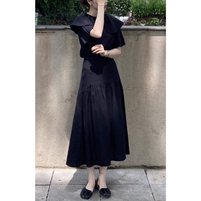 Áo Charming không tay cổ gập, chân váy Ruffle đen/trắng linen dáng dài midi thanh lịch