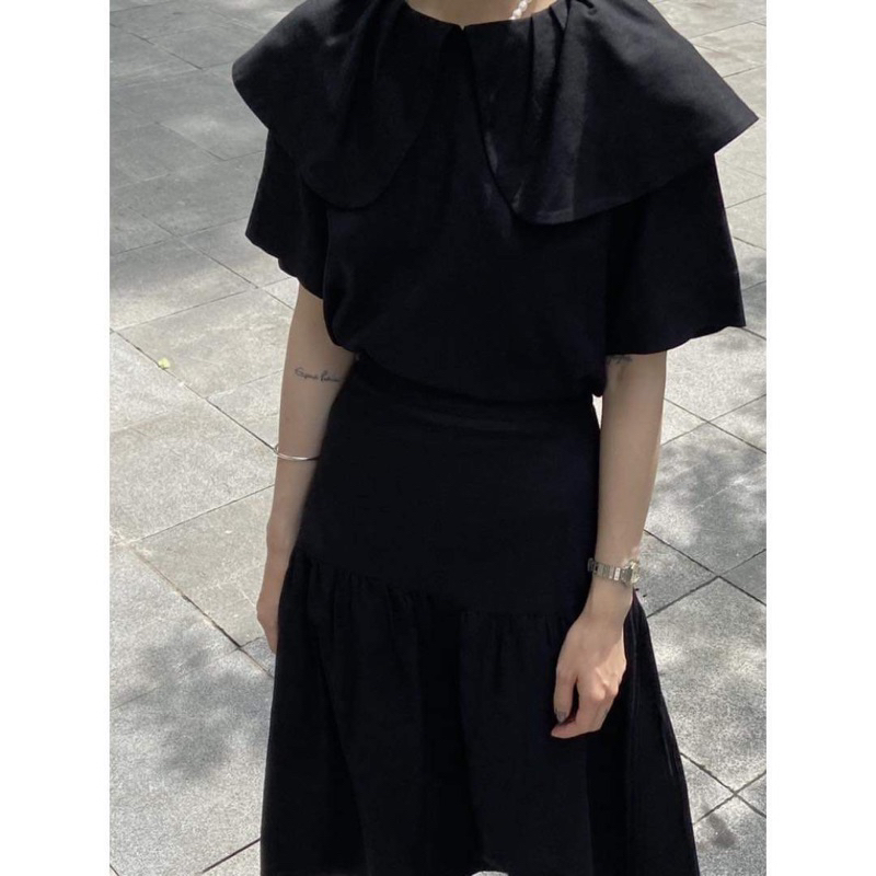 Áo Charming không tay cổ gập, chân váy Ruffle đen/trắng linen dáng dài midi thanh lịch