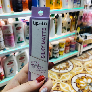 Son Lì Siêu Mịn Lip On Lip Silky Matte 2.2G orangy red  đỏ cam, lì mịn môi, không khô môi, chuẩn màu