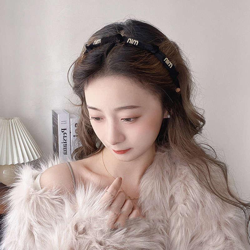 Bờm tóc nhung bản mảnh thắt nút đính chữ tạo điểm nhấn MB160