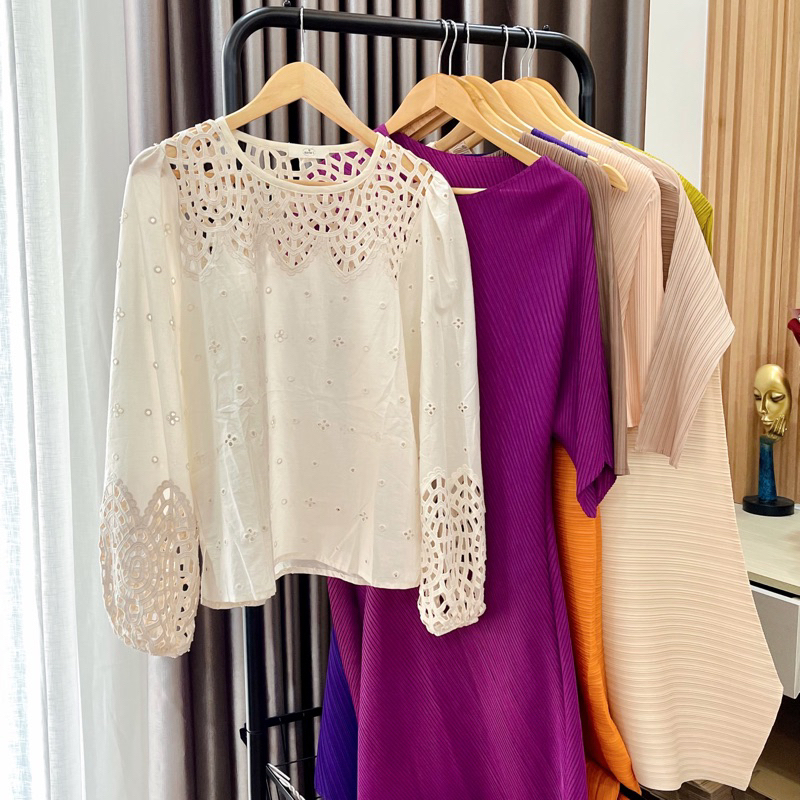 (HÀNG SẴN) Áo Babydoll thiết kế khoét cổ và tay độc đáo - Áo chất vải xô thêu thanh lịch