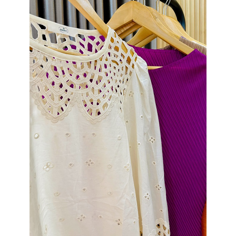 (HÀNG SẴN) Áo Babydoll thiết kế khoét cổ và tay độc đáo - Áo chất vải xô thêu thanh lịch
