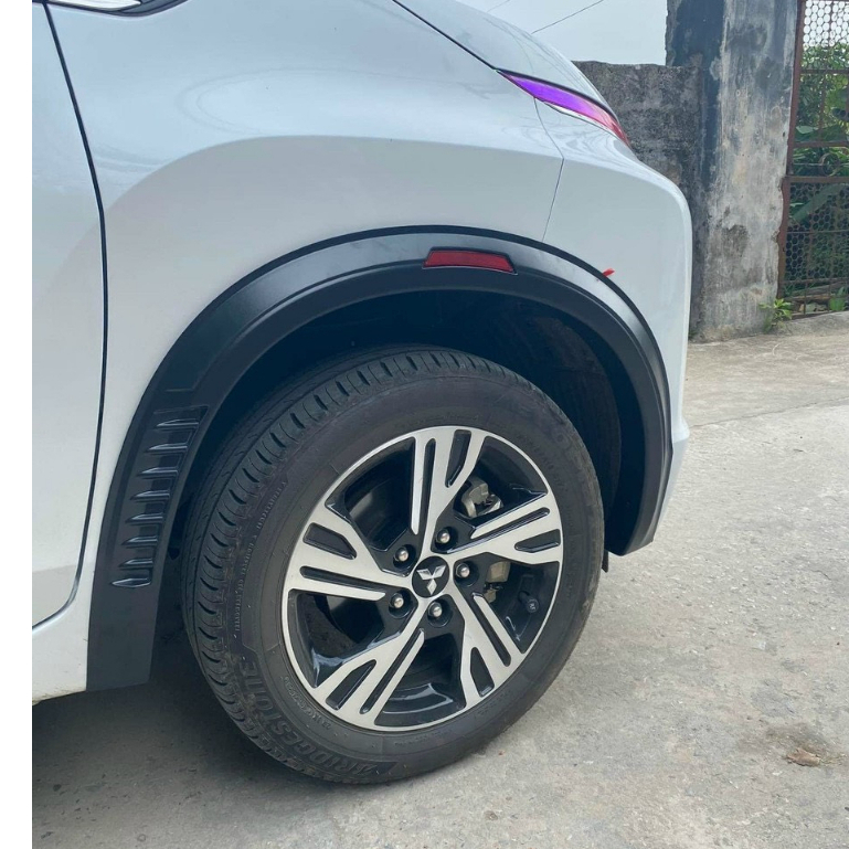 Ốp cua lốp xe Xpander 2018 2019 2020 2021 2022 2023 2024 , bộ 4 ốp hốc bánh xe (mẫu viền phản quang đỏ)