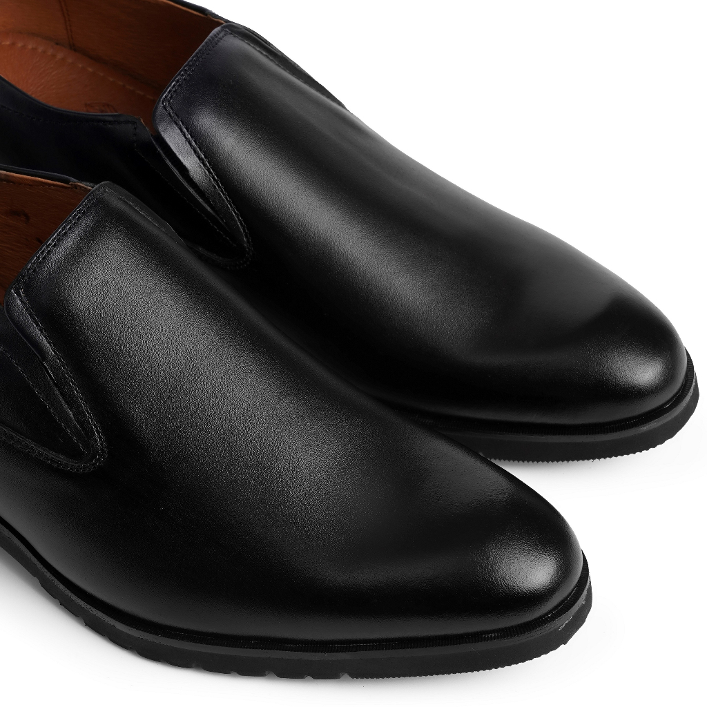 Giày da bò nam FTT Leather dáng lười trơn màu đen đế cao su đúc mã F538340