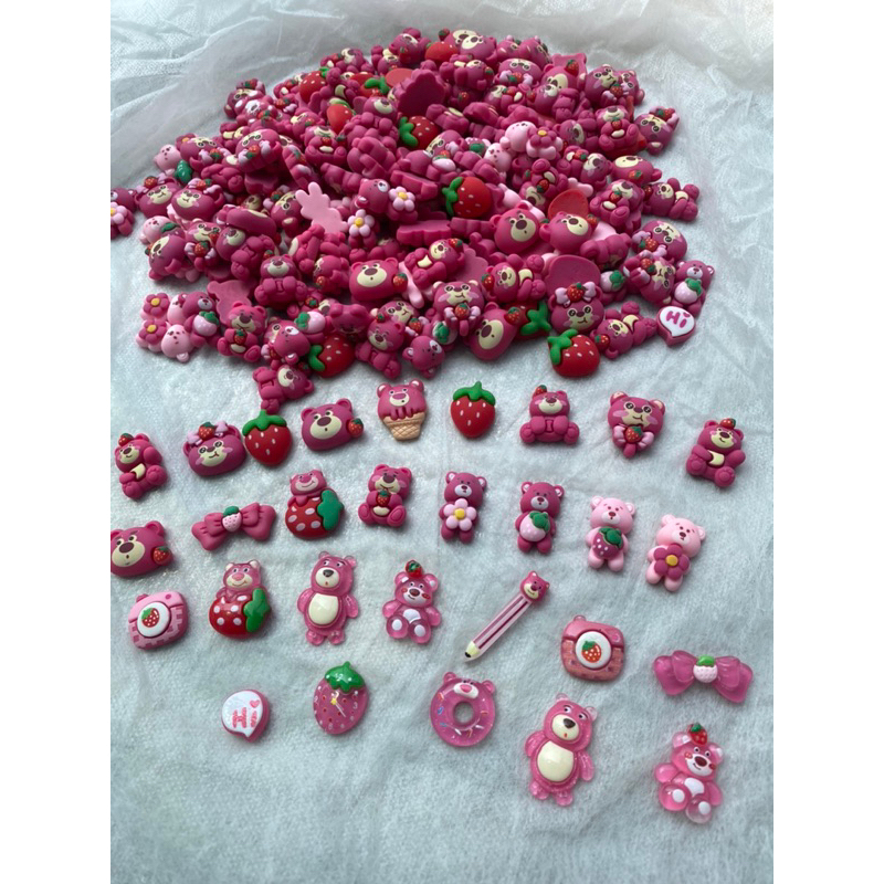 20 mẫu charm gấu dâu đục trong mix hot trend làm đồ handmade