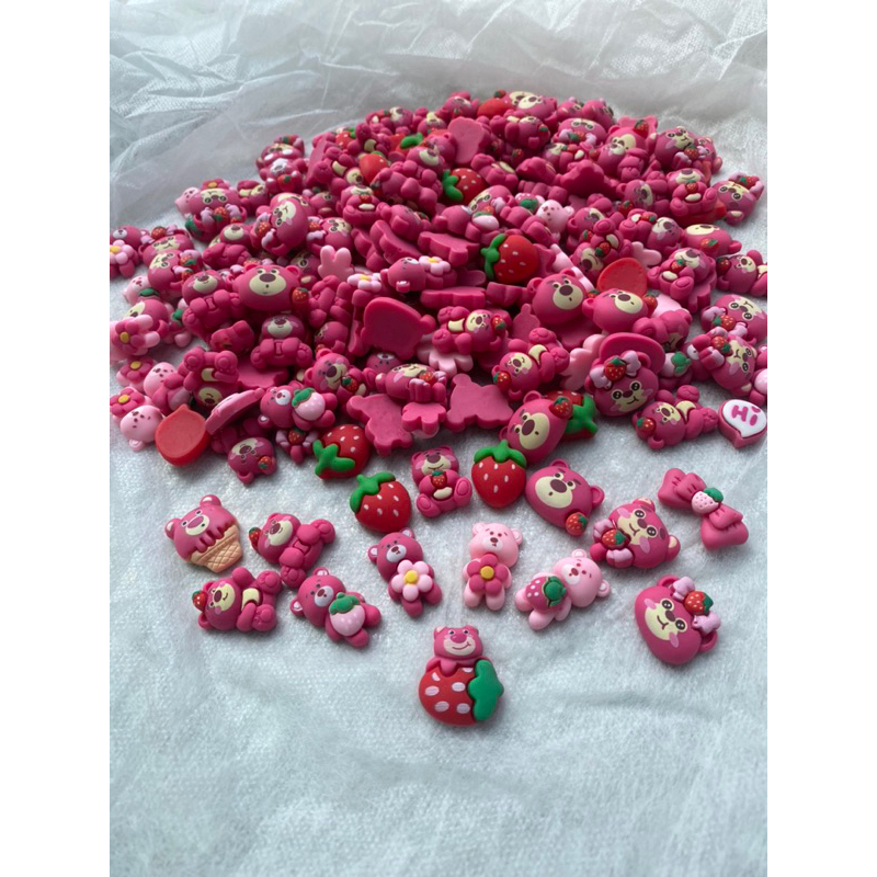 20 mẫu charm gấu dâu đục trong mix hot trend làm đồ handmade