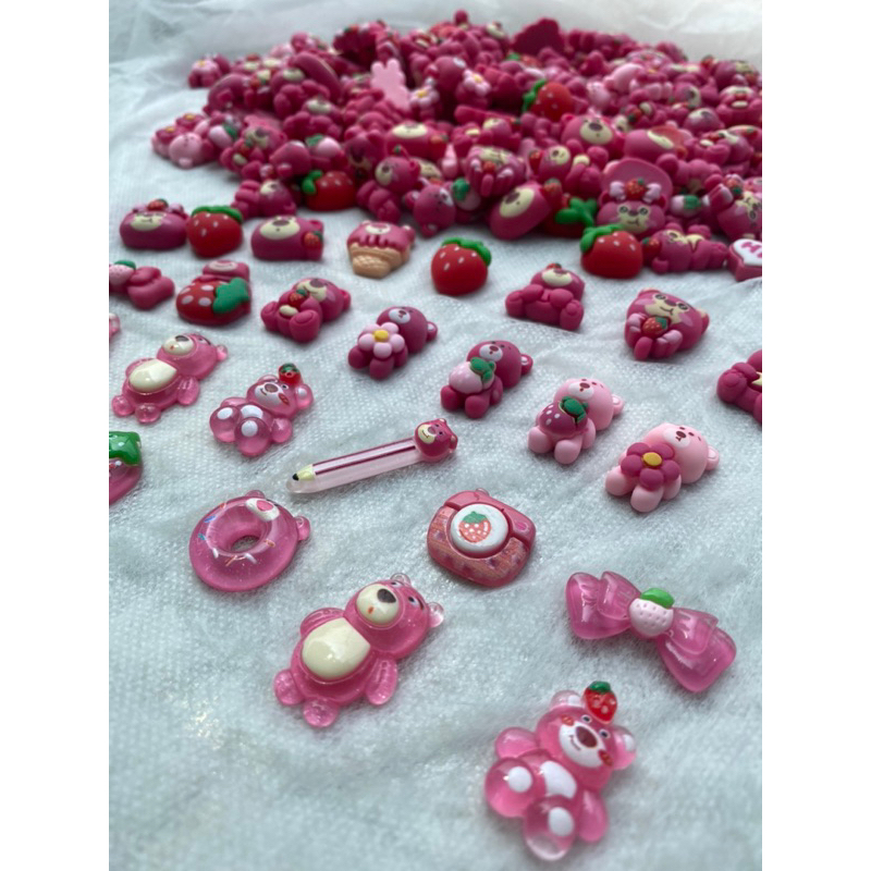 20 mẫu charm gấu dâu đục trong mix hot trend làm đồ handmade