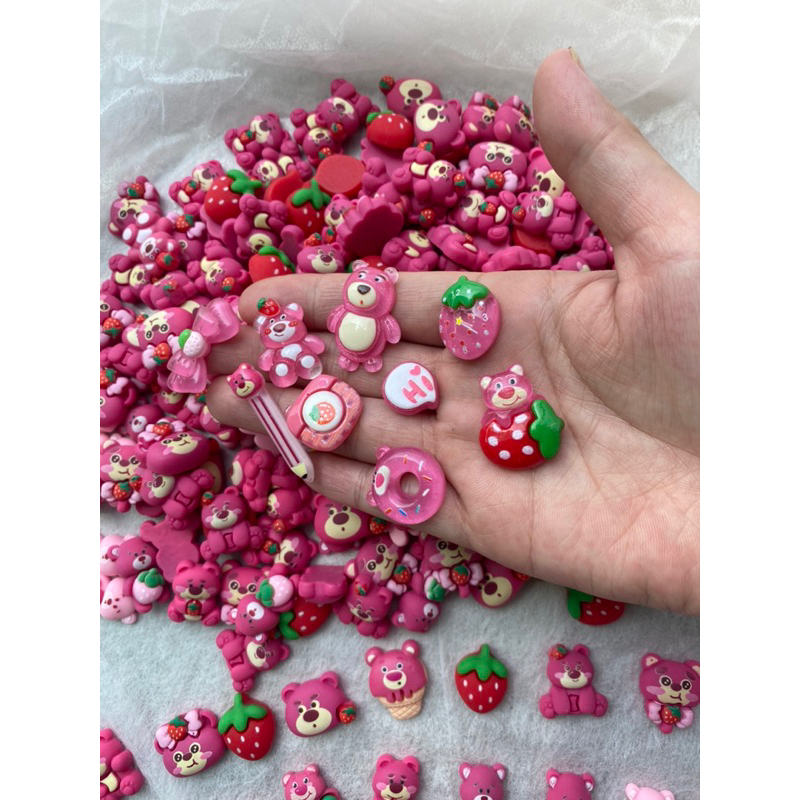 20 mẫu charm gấu dâu đục trong mix hot trend làm đồ handmade