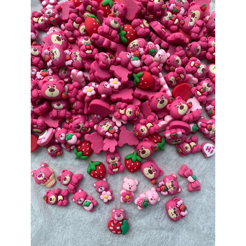 20 mẫu charm gấu dâu đục trong mix hot trend làm đồ handmade