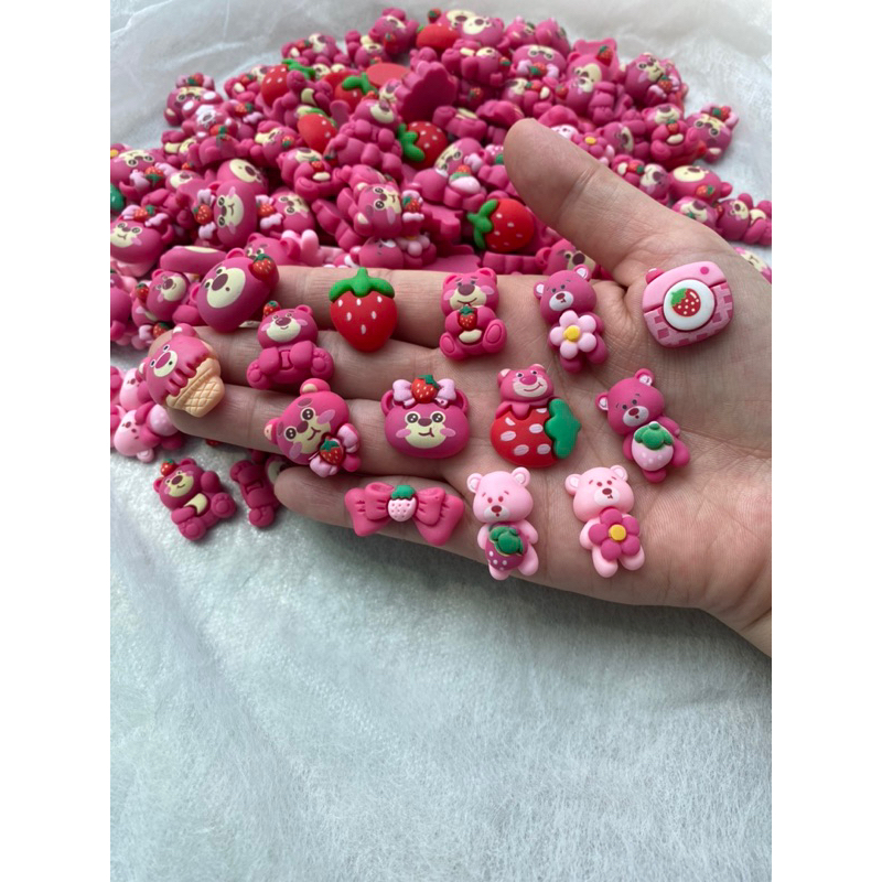 20 mẫu charm gấu dâu đục trong mix hot trend làm đồ handmade