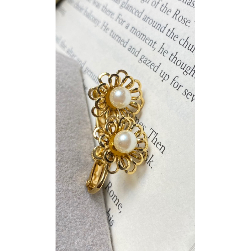 Bông tai kẹp vặn vintage -hình hoa phối nhuỵ hoa bằng trai đá