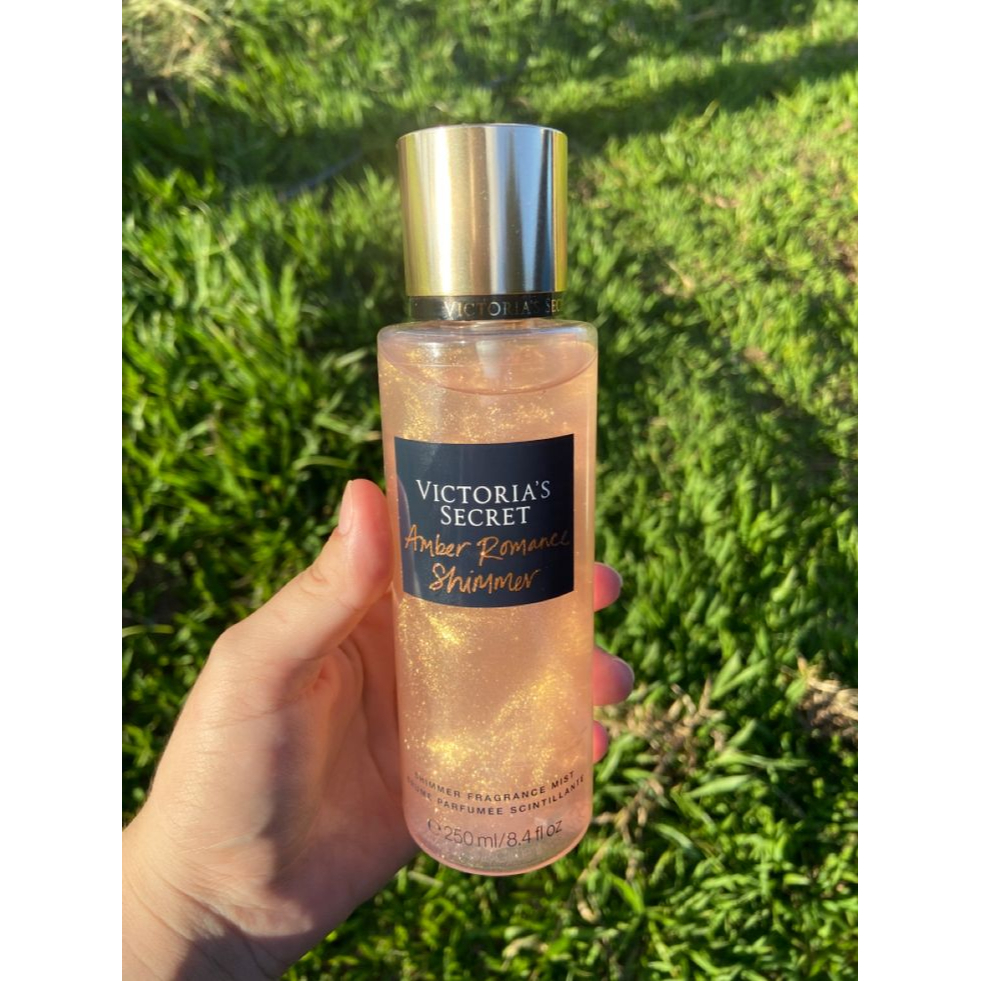 Xịt thơm nhũ Victoria's Secret Amber Romance Shimmer 250ml