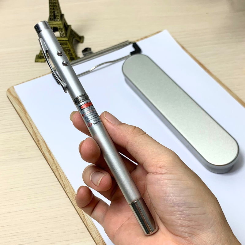 Bút Laser Trình Chiếu 5 Chức Năng Trong 1 Vỏ Kim Loại Mạ Màu Bạc Hộp Thiếc Tặng Kèm 3 Pin