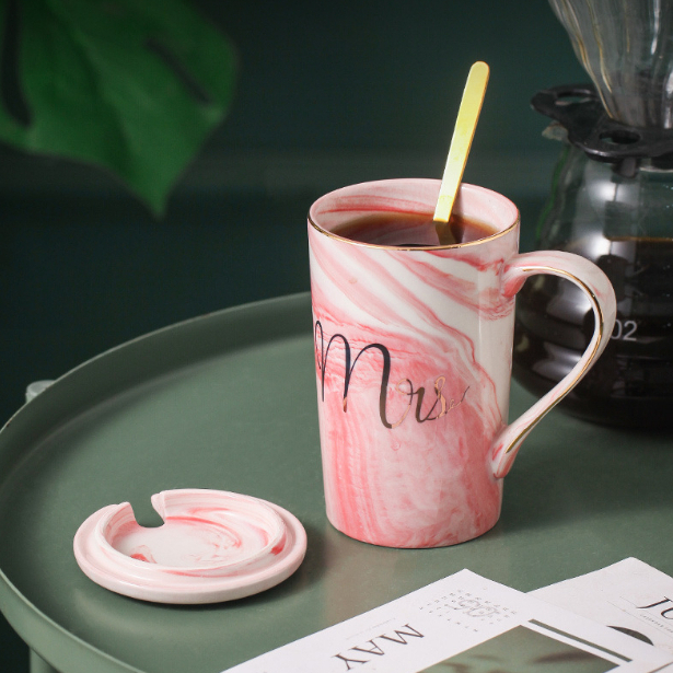 Ly cốc sứ CẶP ĐÔI Mr&Mrs - HÌNH THẬT, cốc sứ IN HÌNH THEO YÊU CẦU ý nghĩa CÓ NẮP và THÌA 450ml, HỘP QUÀ TẶNG