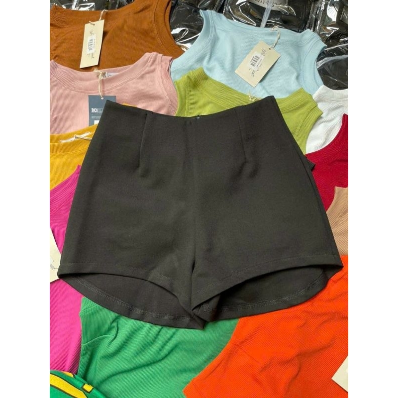 Quần shorts ôm vải UMi cạp cao siêu co giãn.