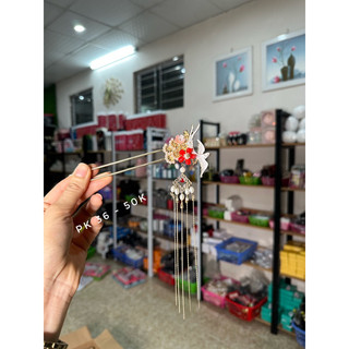 châm đỏ cài tóc cô dâu siêu xinh