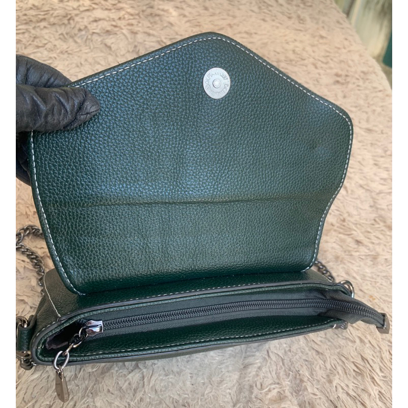 Túi khách gửi thanh lý,túi qua sử dụng .Vui lòng xem hình nếu muốn biết thêm thông tin sản phẩm mời khách vô chat.Thanks