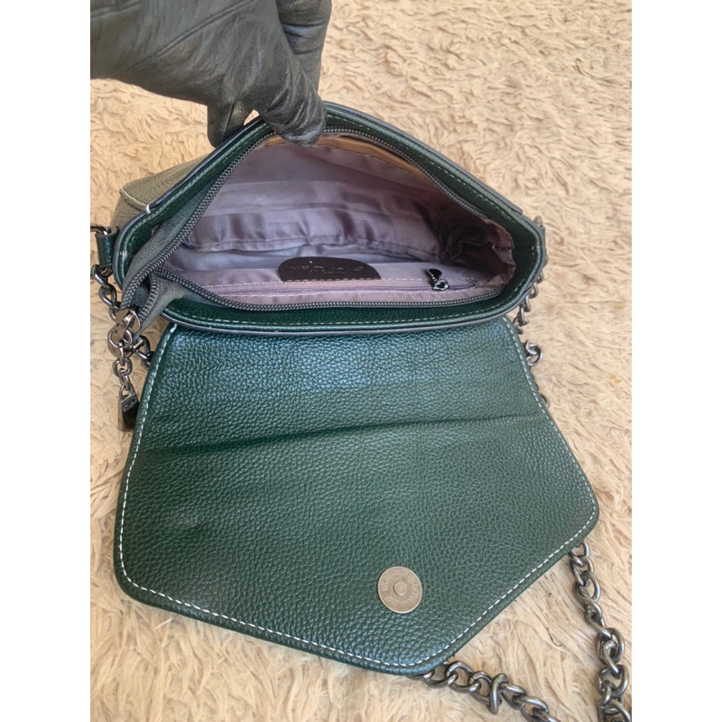 Túi khách gửi thanh lý,túi qua sử dụng .Vui lòng xem hình nếu muốn biết thêm thông tin sản phẩm mời khách vô chat.Thanks