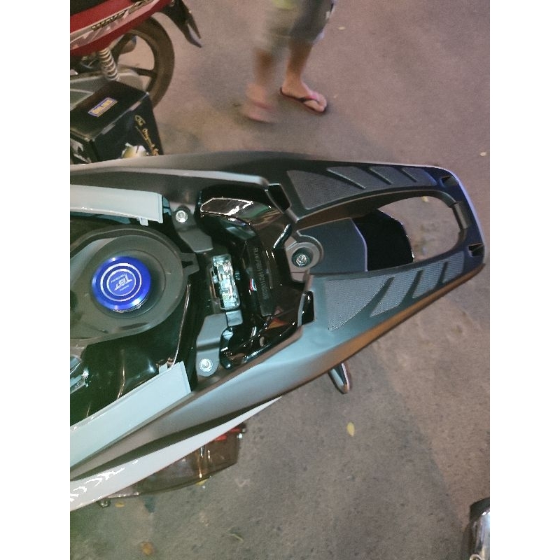 Cảng vario 160 nhôm đút nguyên khói