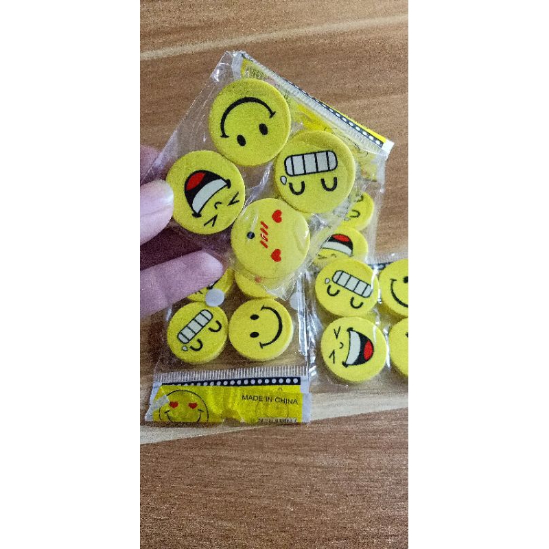 Sét 4 gôm tẩy hình imoji siêu dễ thương giá hạt dẻ kích thước 2,5× 0,5cm
