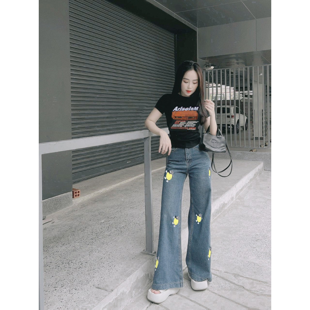 Set áo thun + quần jean. Có 1 màu. KÈm hình chụp thật 100%. Size dưới 54kg vừa. Đơn giản mà đẹp. Mua nhanh kẻo hết nhâ