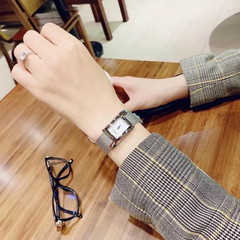 Đồng hồ Nữ Vrsace chữ nhật cao cấp chạy pin máy nhật loại đẹp chạy 29mm dây kim loại trắng