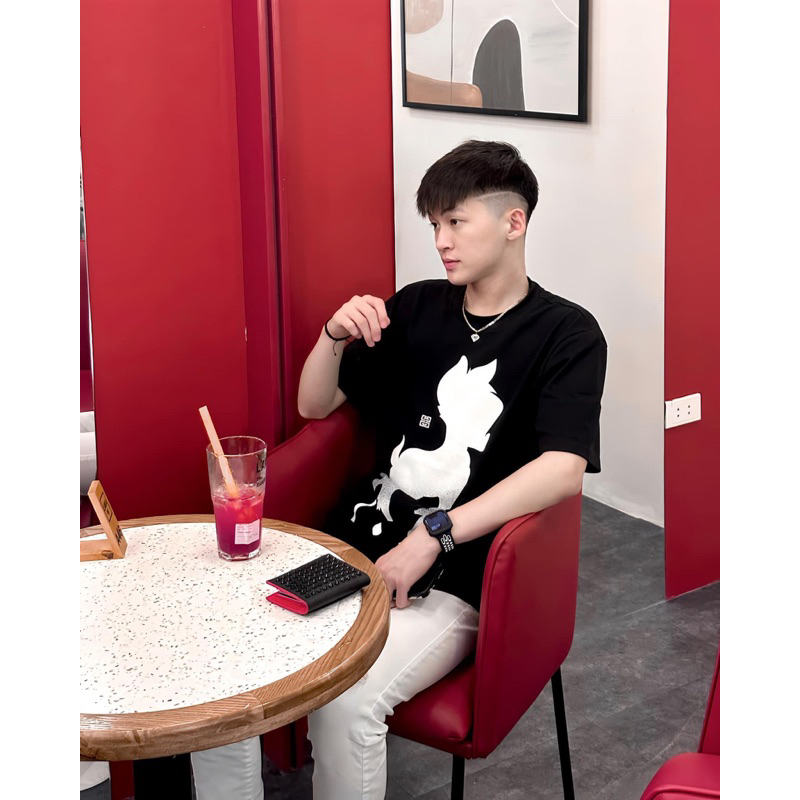￼Áo phông nam nữ Premium Cotton in hình con nai chấm đốm đen trắng logo G.V.C cổ bo dày dặn cao cấp