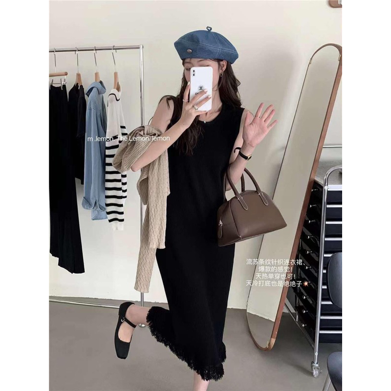 Đầm len sát nách tua rua gấu