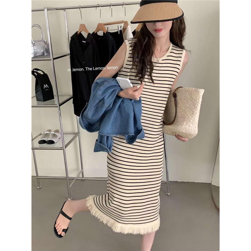 Đầm len sát nách tua rua gấu