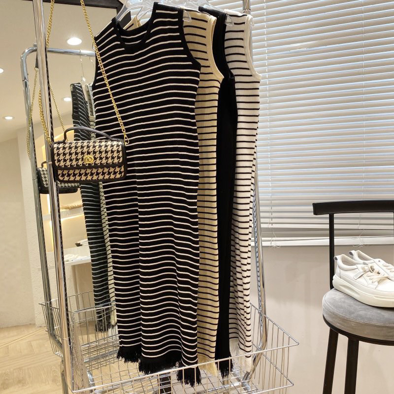 Đầm len sát nách tua rua gấu