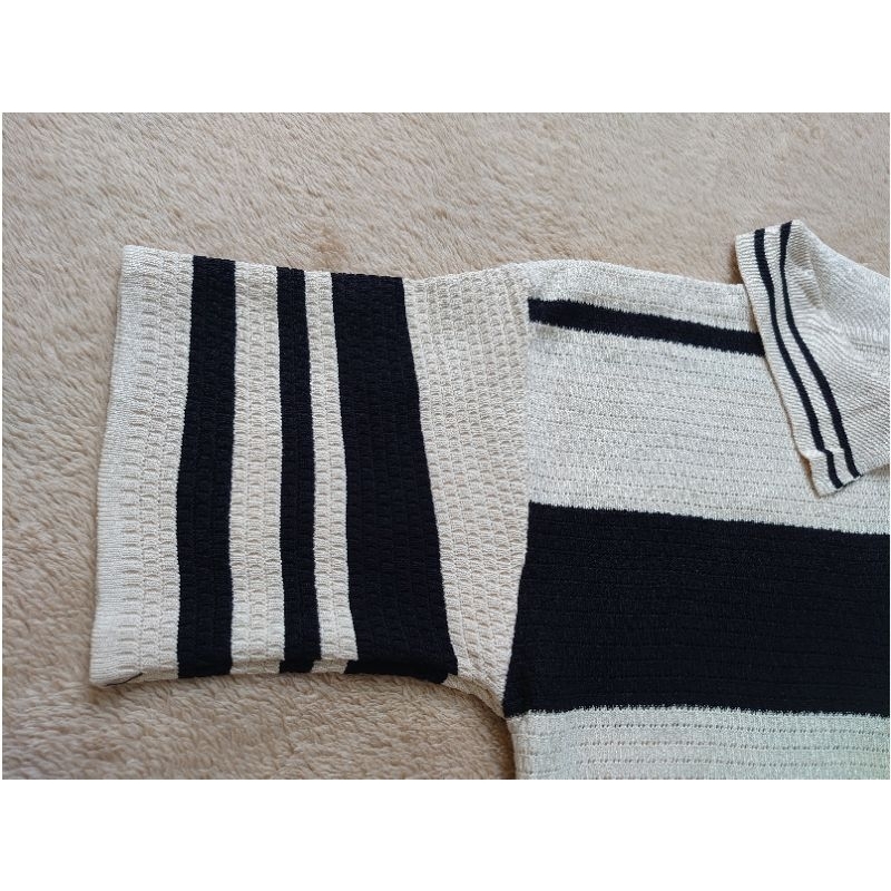 Đầm dệt kim kẻ sọc ngang màu kem phối đen cổ polo tay ngắn thêu hình form suông