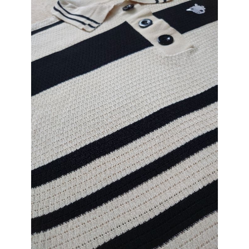 Đầm dệt kim kẻ sọc ngang màu kem phối đen cổ polo tay ngắn thêu hình form suông