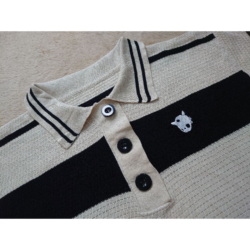 Đầm dệt kim kẻ sọc ngang màu kem phối đen cổ polo tay ngắn thêu hình form suông