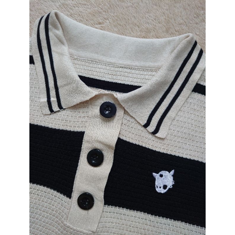 Đầm dệt kim kẻ sọc ngang màu kem phối đen cổ polo tay ngắn thêu hình form suông