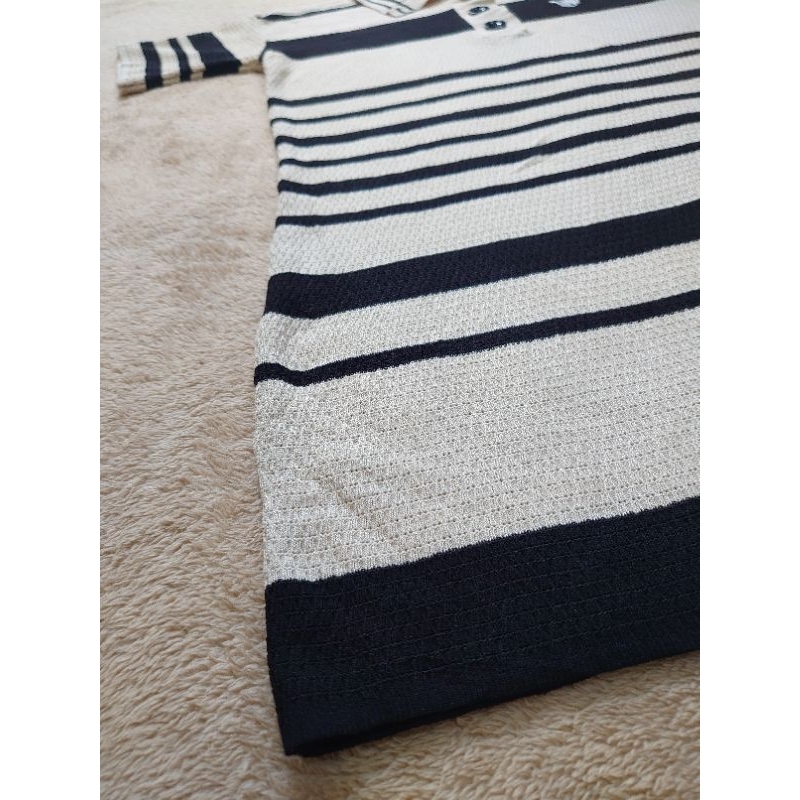 Đầm dệt kim kẻ sọc ngang màu kem phối đen cổ polo tay ngắn thêu hình form suông