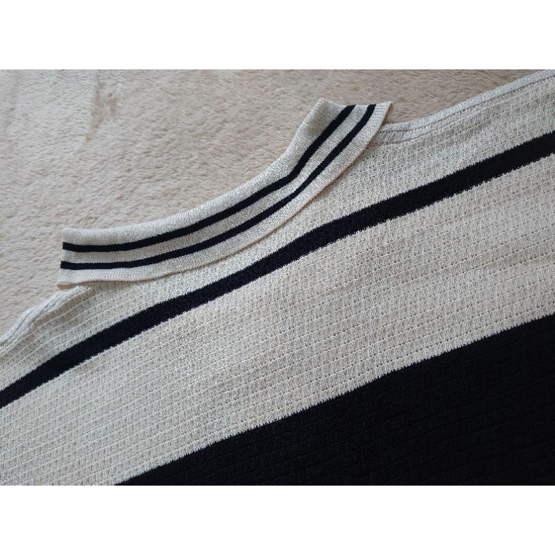 Đầm dệt kim kẻ sọc ngang màu kem phối đen cổ polo tay ngắn thêu hình form suông