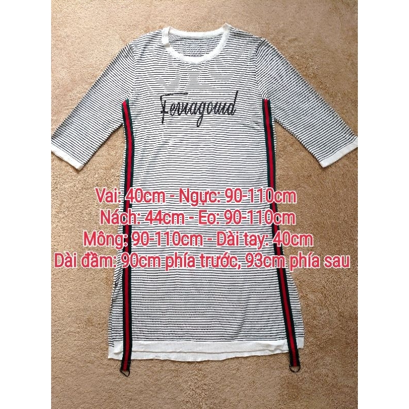 Đầm dệt kim cổ tròn tay lửng sọc ngang trắng và đen in chữ phối viền và xẻ tà 2 bên form suông (Secondhand/Used)