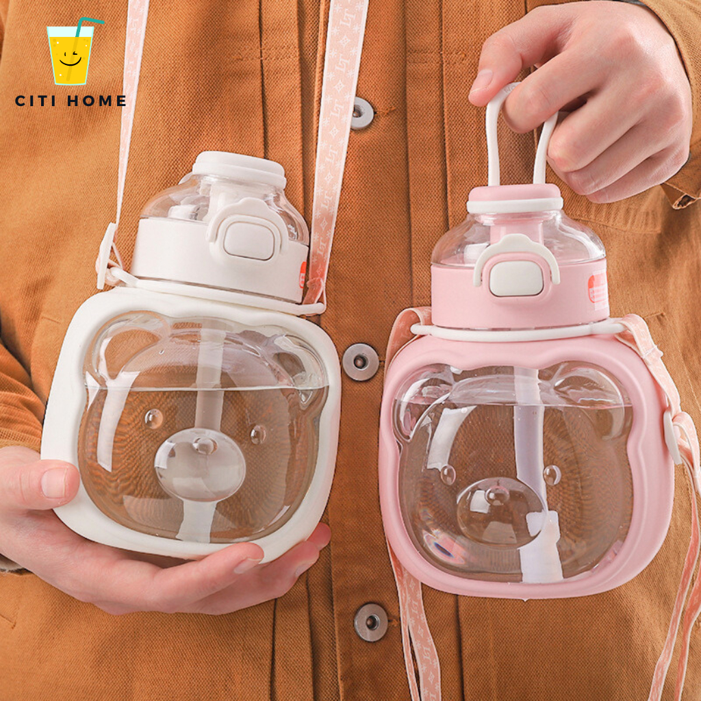Bình đựng nước 1000ml gấu dễ thương có ống hút kèm dây đeo xinh xắn, an toàn sử dụng