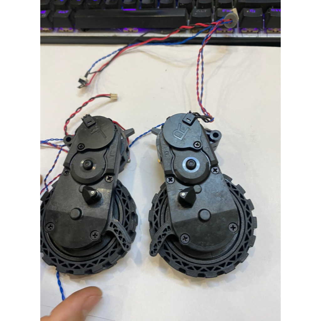 Bánh xe Ecovacs T8, T9 chống trơn trượt gắn được cho T5 tháo máy