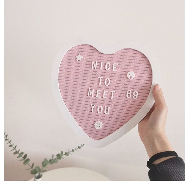 Bảng gỗ gắn chữ hình trái tim dùng decor