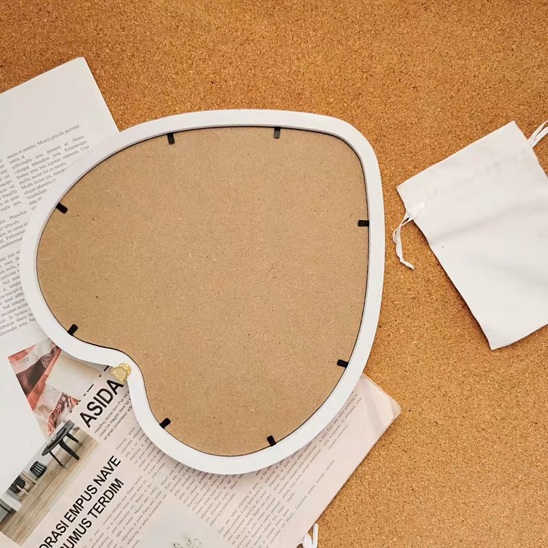 Bảng gỗ gắn chữ hình trái tim dùng decor