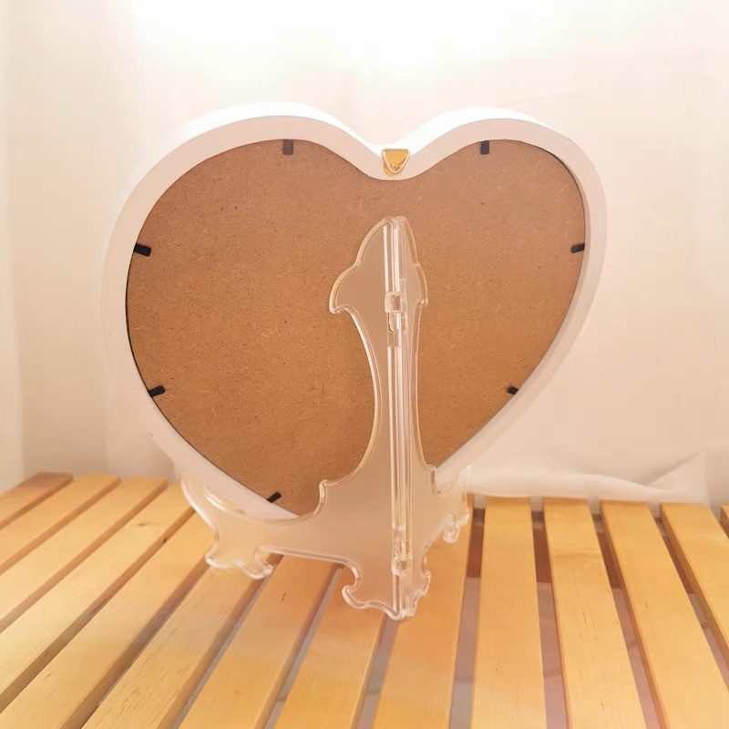 Bảng gỗ gắn chữ hình trái tim dùng decor