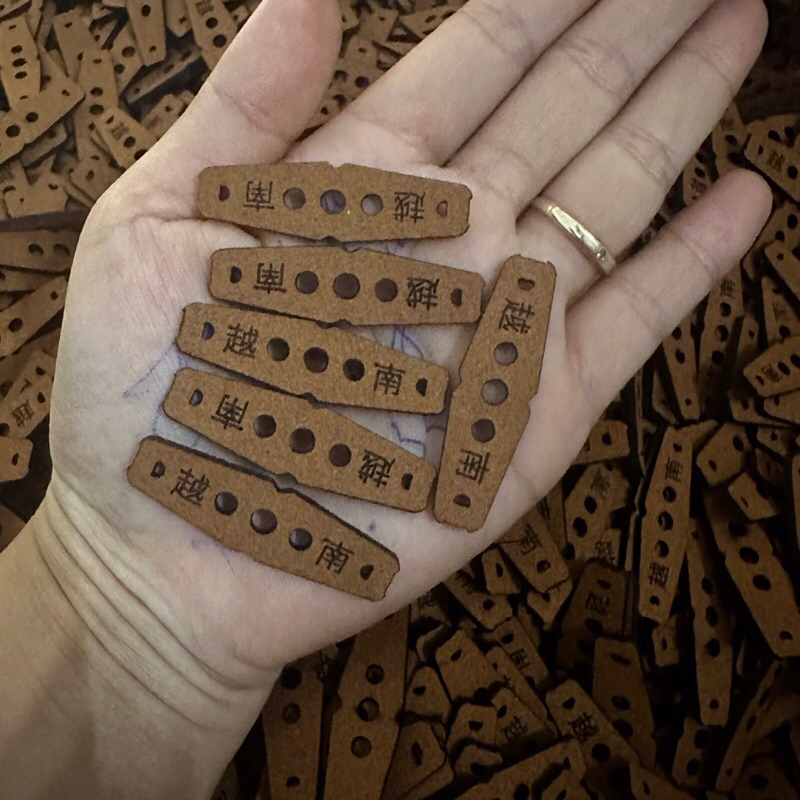 Da 3 lỗ  chữ tàu  màu  nâu  dày 2.0mm