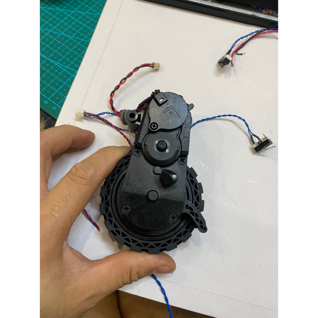 Bánh xe Ecovacs T8, T9 chống trơn trượt gắn được cho T5 tháo máy