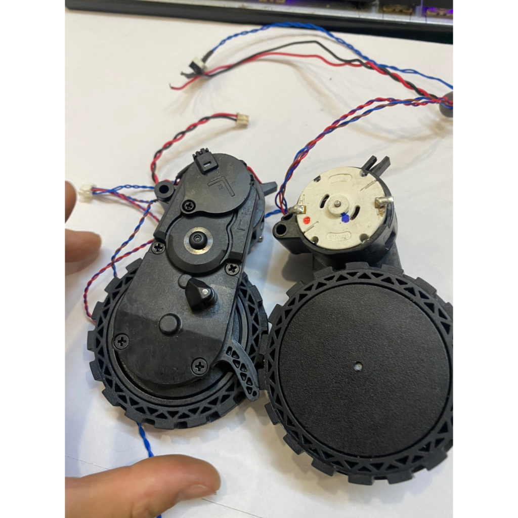 Bánh xe Ecovacs T8, T9 chống trơn trượt gắn được cho T5 tháo máy