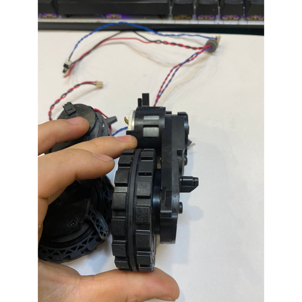 Bánh xe Ecovacs T8, T9 chống trơn trượt gắn được cho T5 tháo máy