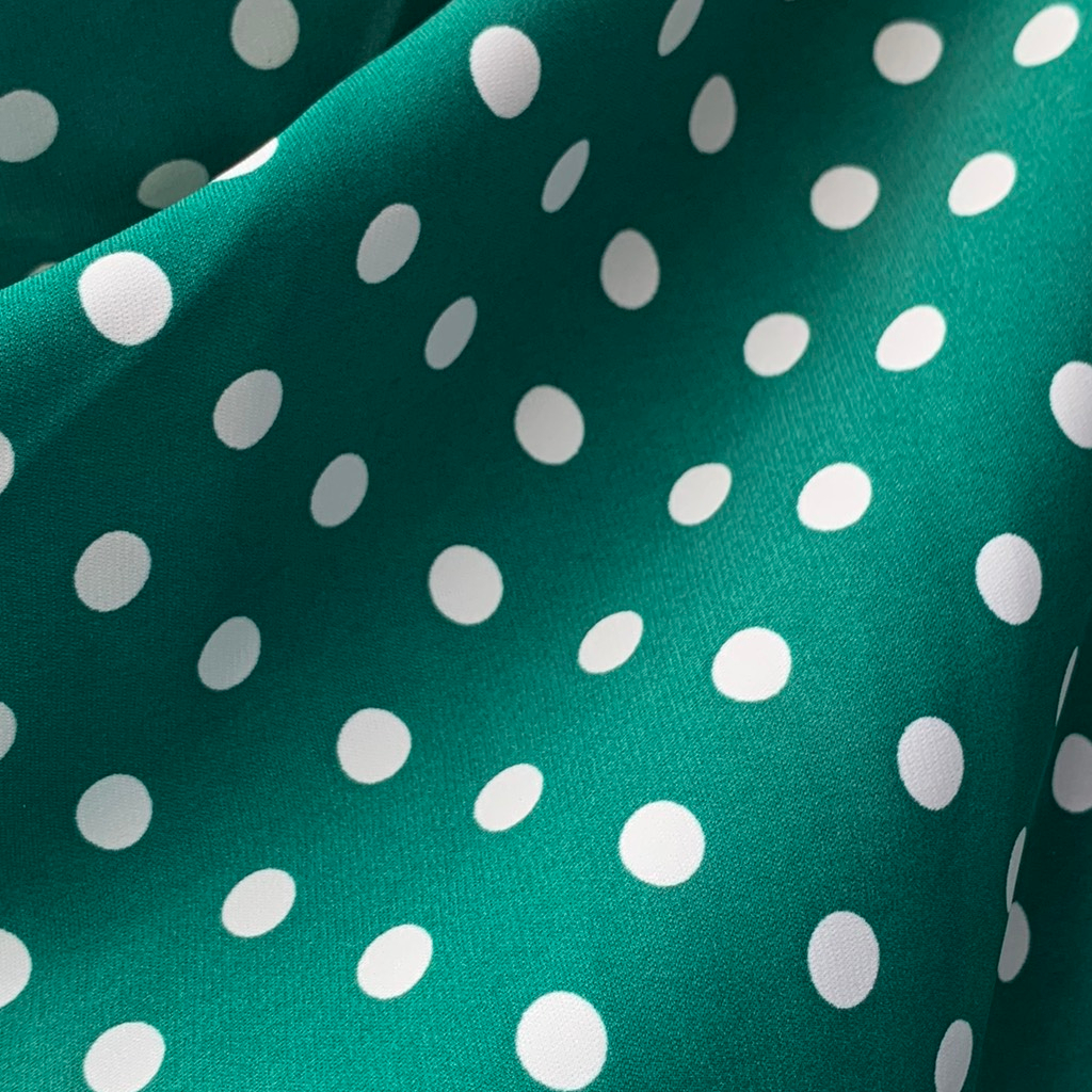 Vải Lụa mango cao cấp chấm bi trắng nền xanh, vải có độ co giãn nhẹ, giặt máy ko xù, ko nhăn. May áo dài, váy đầm...