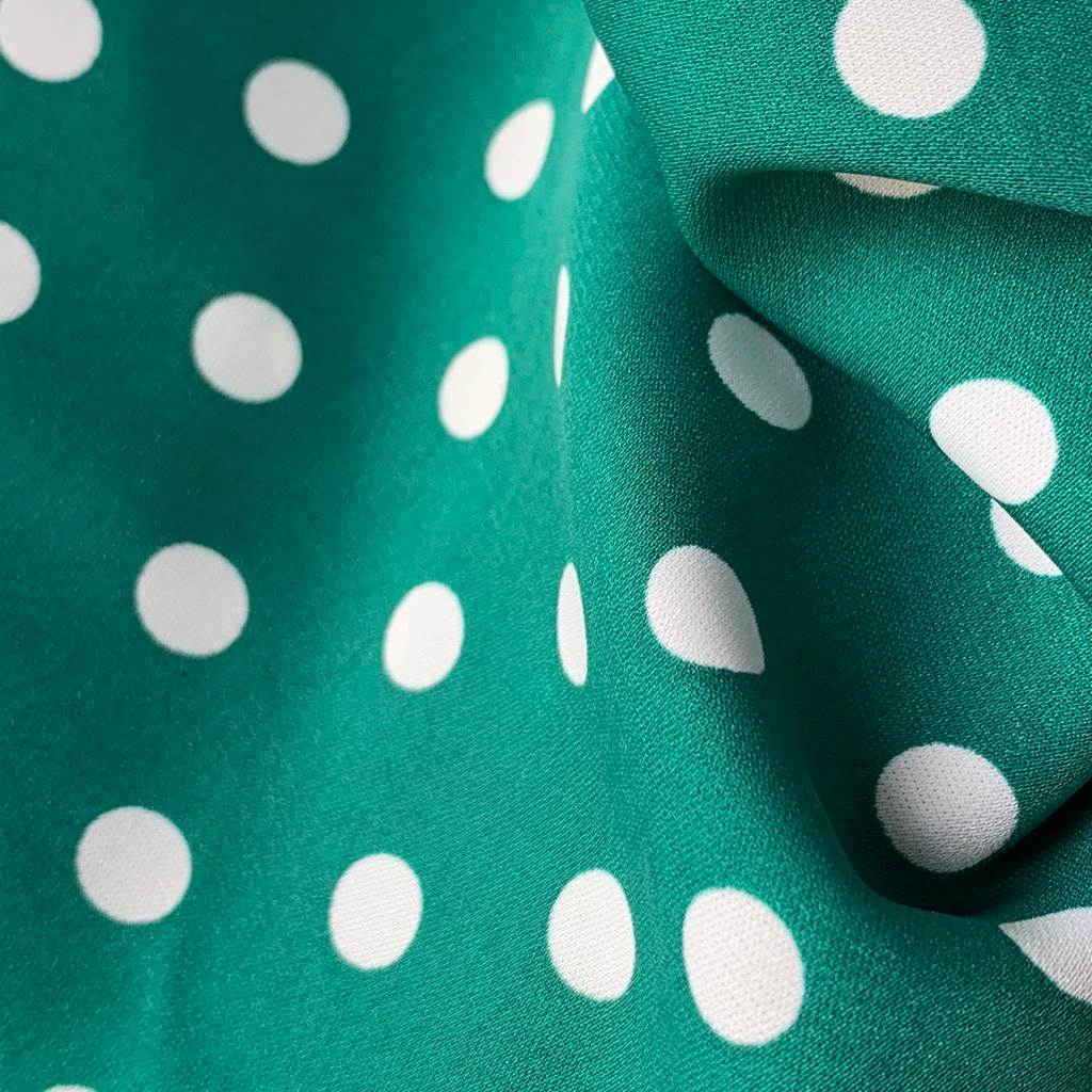 Vải Lụa mango cao cấp chấm bi trắng nền xanh, vải có độ co giãn nhẹ, giặt máy ko xù, ko nhăn. May áo dài, váy đầm...